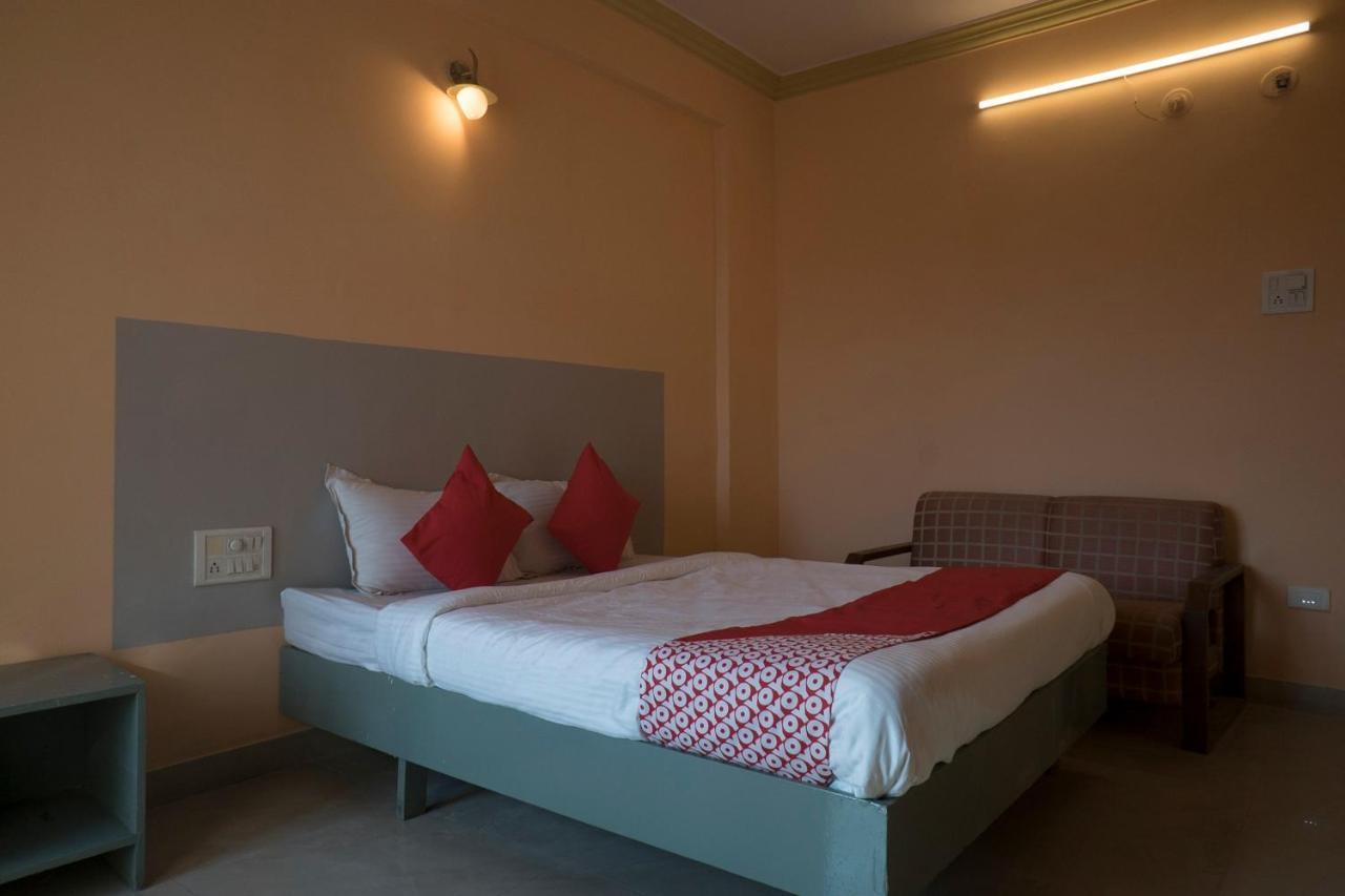 Oyo Flagship 37830 Hotel Aakar International סטרה מראה חיצוני תמונה