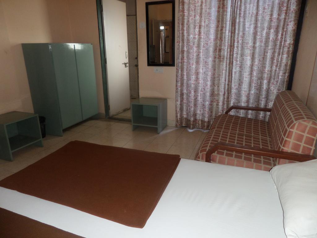 Oyo Flagship 37830 Hotel Aakar International סטרה מראה חיצוני תמונה