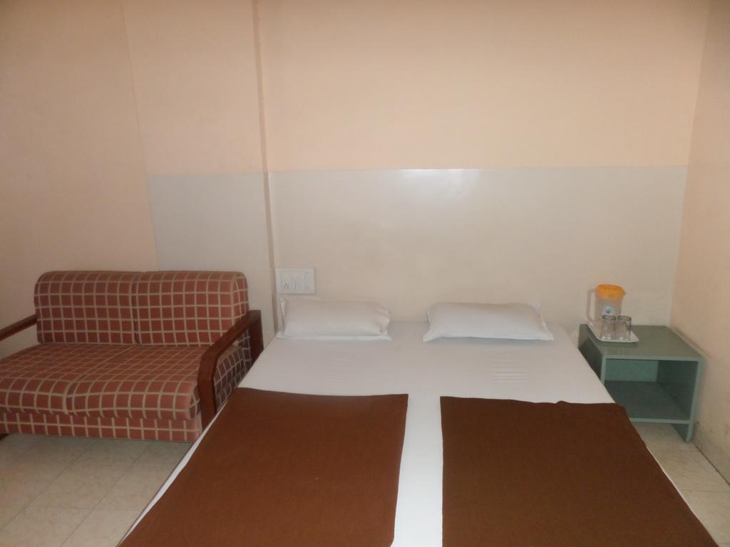 Oyo Flagship 37830 Hotel Aakar International סטרה מראה חיצוני תמונה