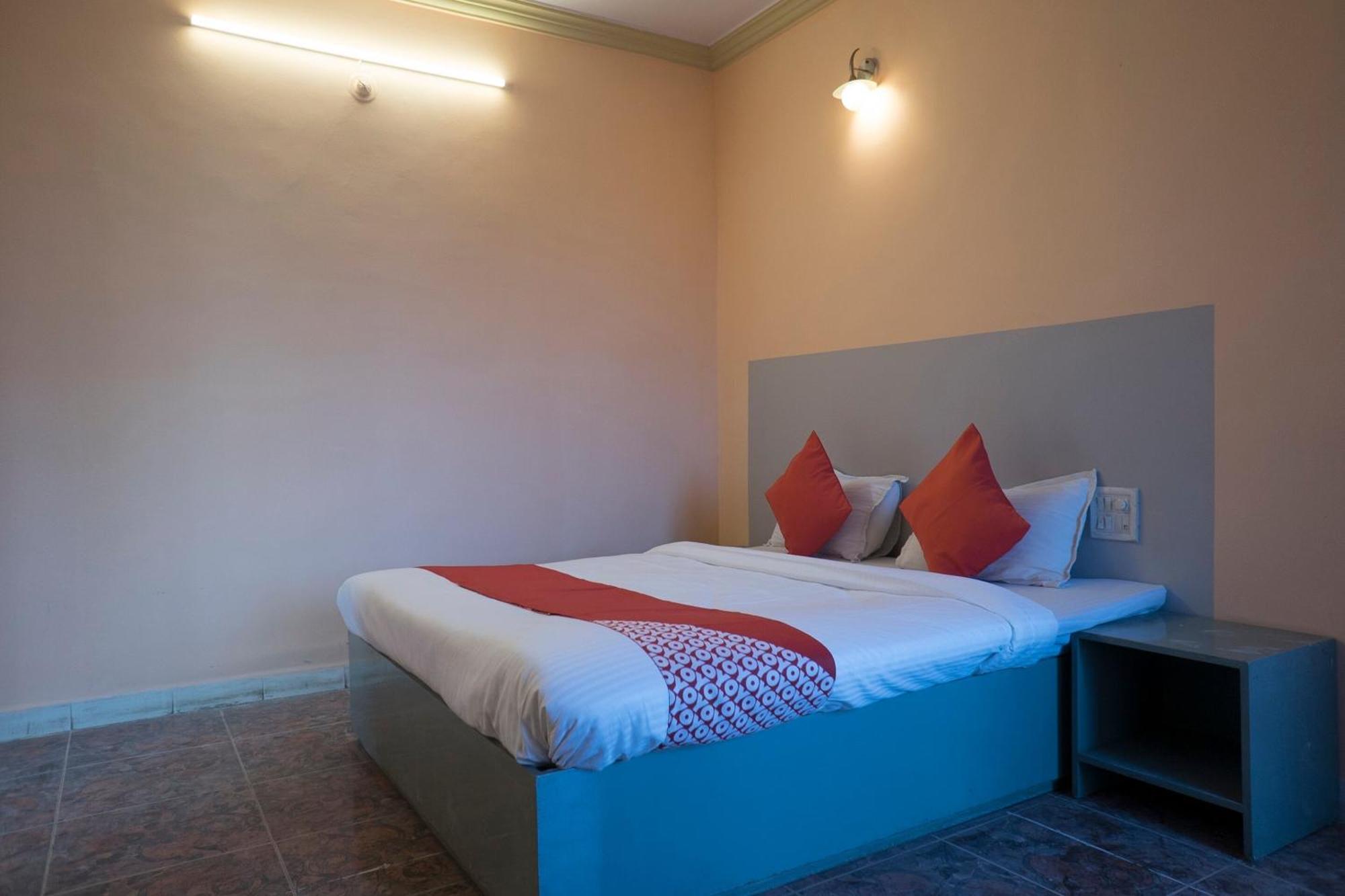 Oyo Flagship 37830 Hotel Aakar International סטרה מראה חיצוני תמונה