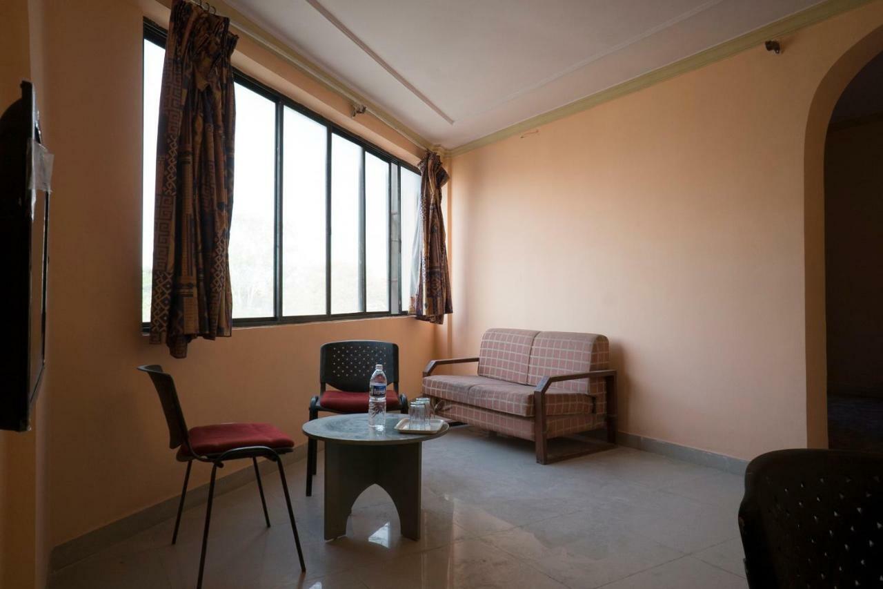 Oyo Flagship 37830 Hotel Aakar International סטרה מראה חיצוני תמונה